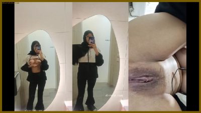 Cewek Jilbab Kacamata Penurut Pap Colmek Di WC Umum
